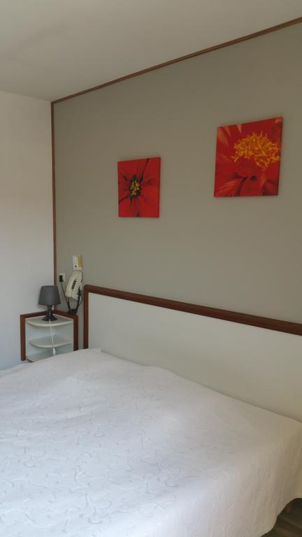 Hotel Le Magiot Montliot-et-Courcelles Zimmer foto
